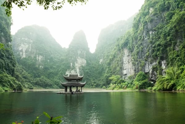 Paysage de Ninh Binh au Vietnam, parmi nos destinations à petit prix pour l’été 2026.