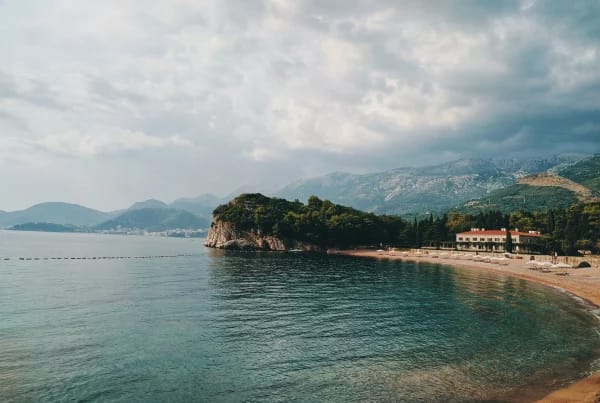 Vue de la Riviera albanaise, parmi nos destinations à petit prix pour l’été 2026.