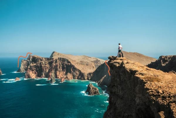 Viajero contemplando el océano Atlántico desde los acantilados de Madeira.