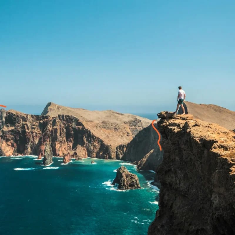 Viajero contemplando el océano Atlántico desde los acantilados de Madeira.