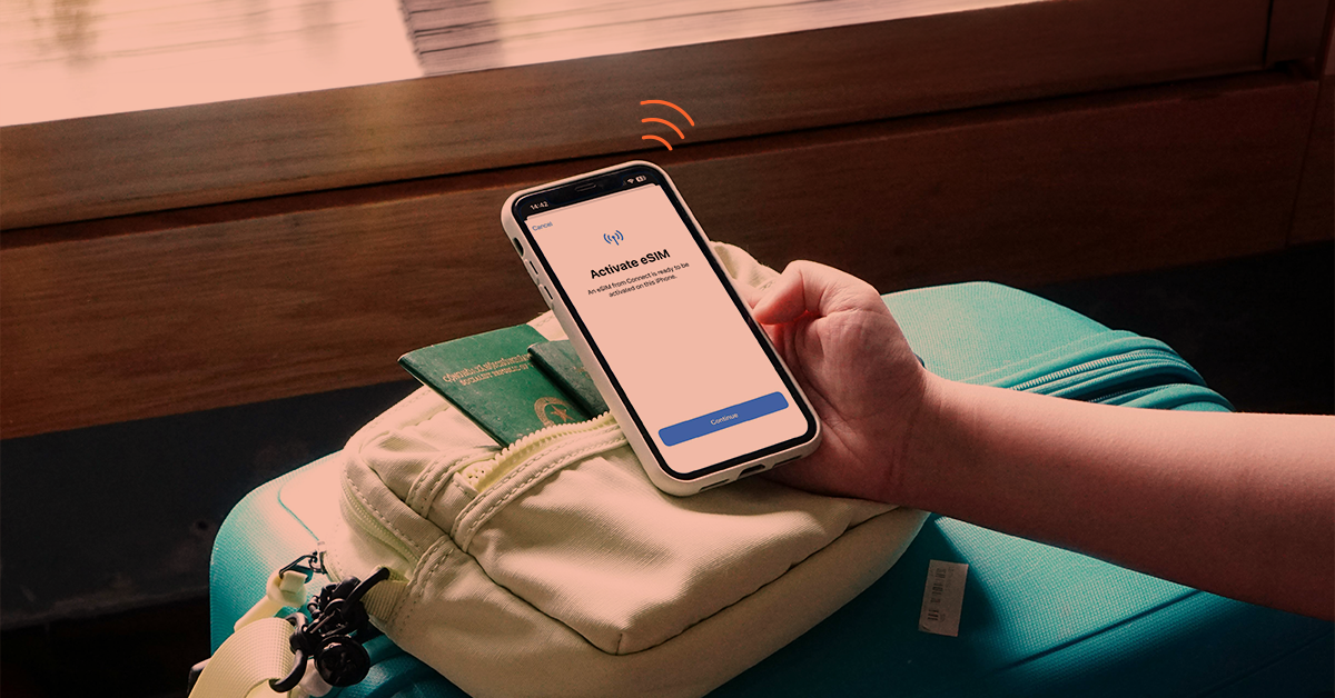 Telemóvel na mão com o ecrã de ativação de um eSIM