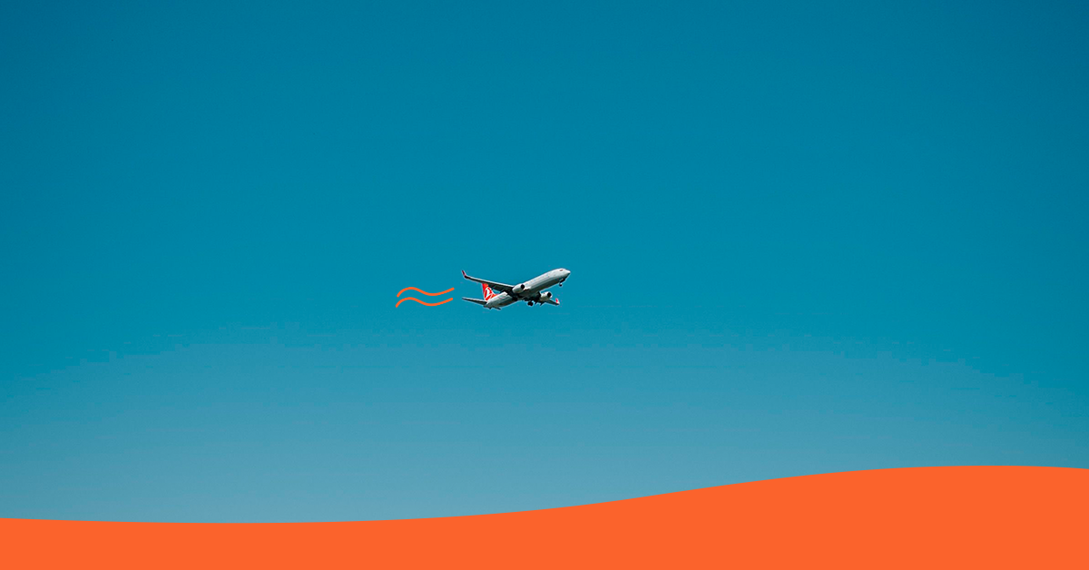 Avião sobre um fundo azul e laranja a ilustrar os custos escondidos de uma viagem